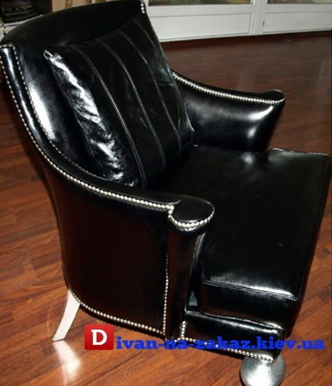 черное глянцевое кресло