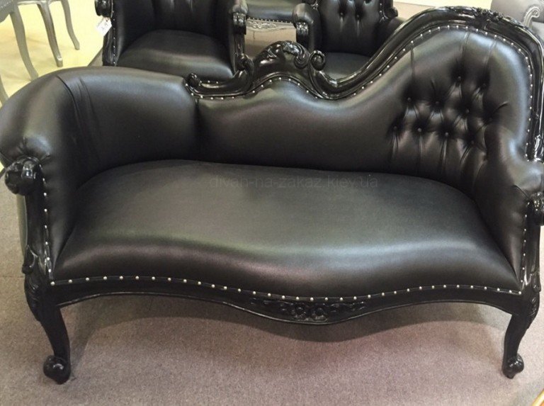 черная кушетка в стиле честер