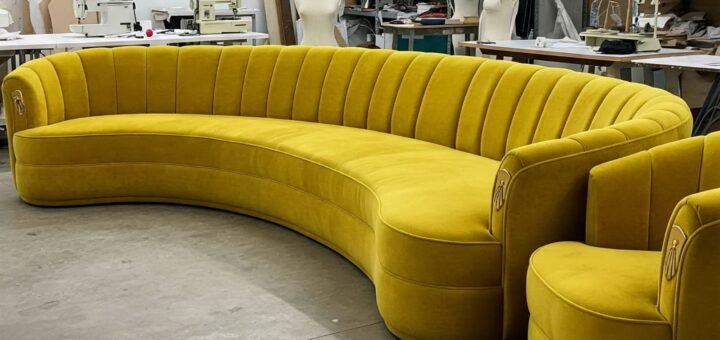 жовтий м'який круглої форми диван