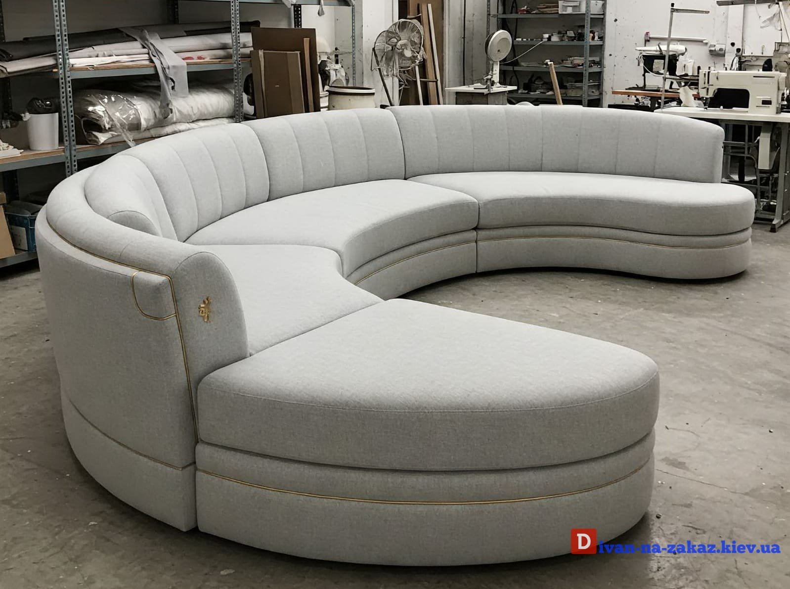 Білий диван