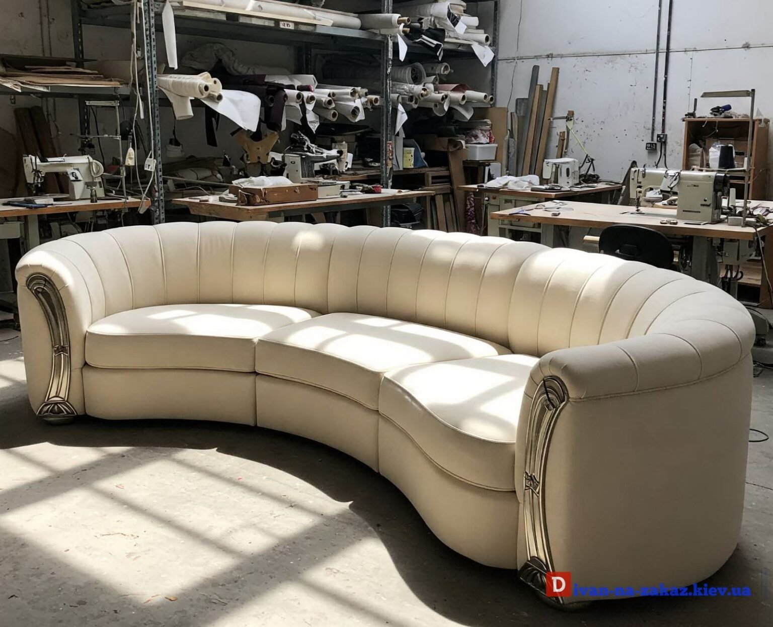 полукруглый диван на заказ молочного цвта