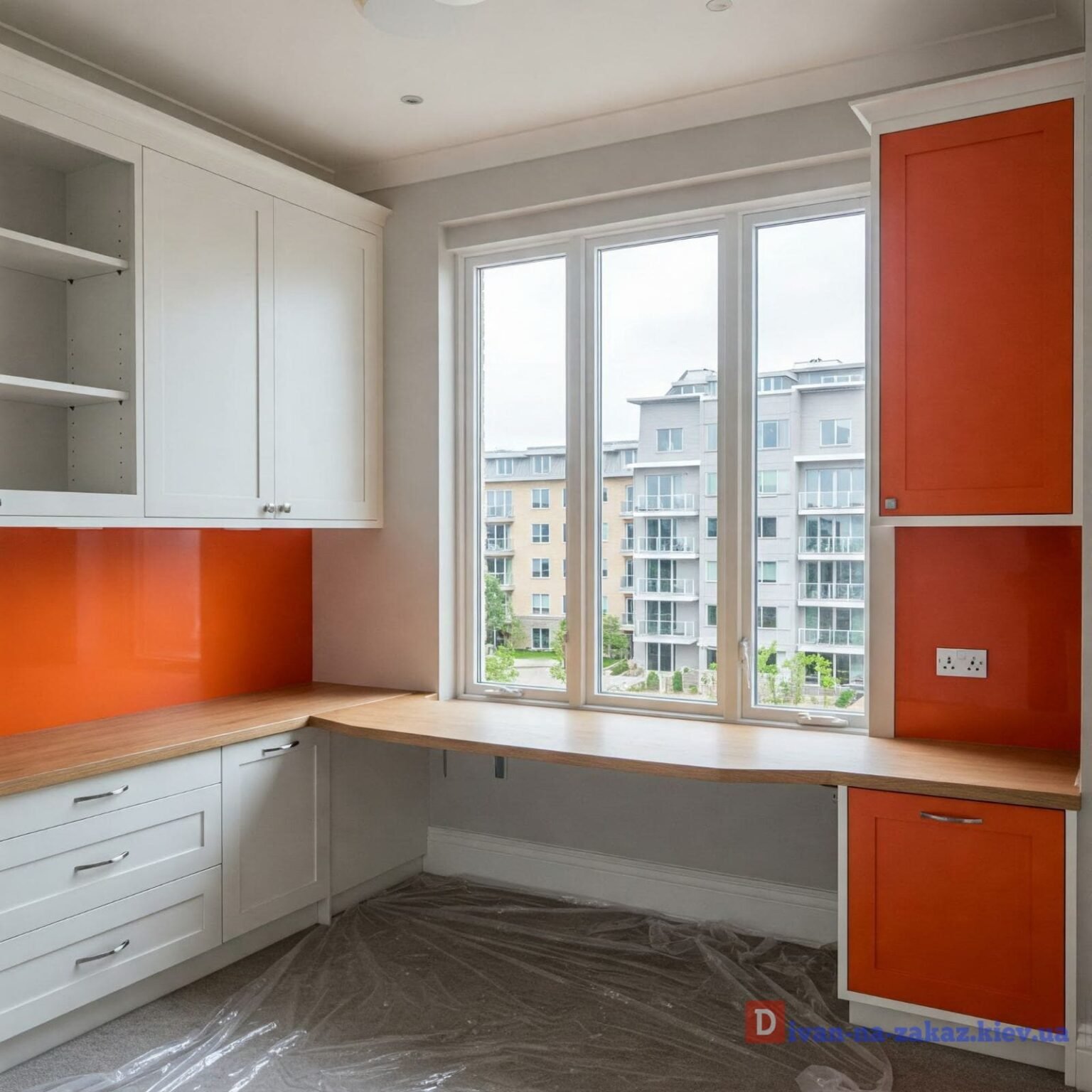 Столы вдоль окна