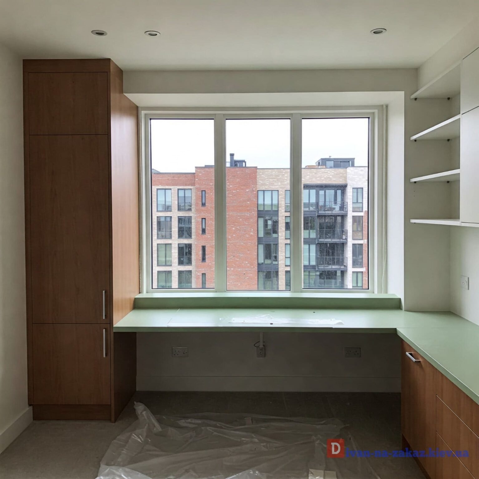 шкаф вокруг окна