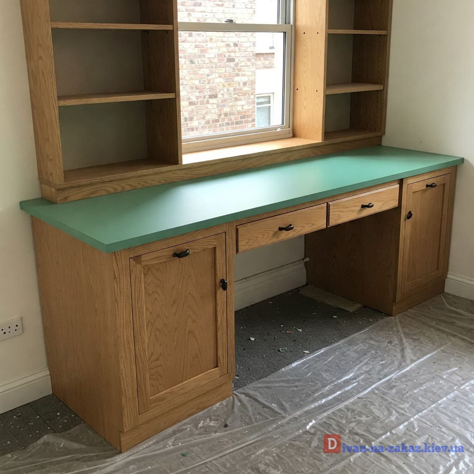 стол и шкаф вокруг окна на заказ
