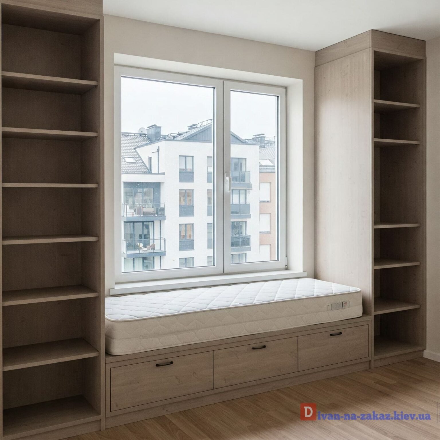 Шкаф или стеллаж вокруг окна