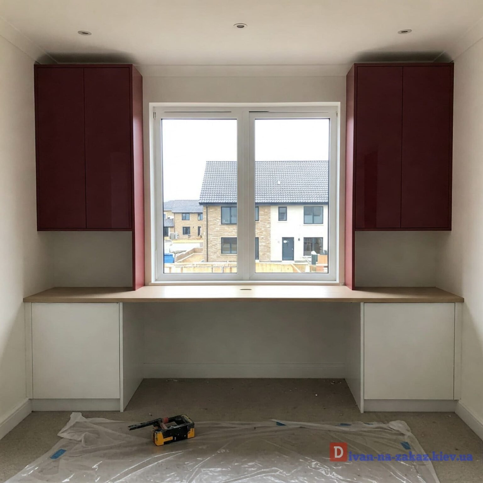 Лежанка под окном