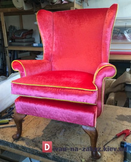 элитное красное кресло в английском стилее