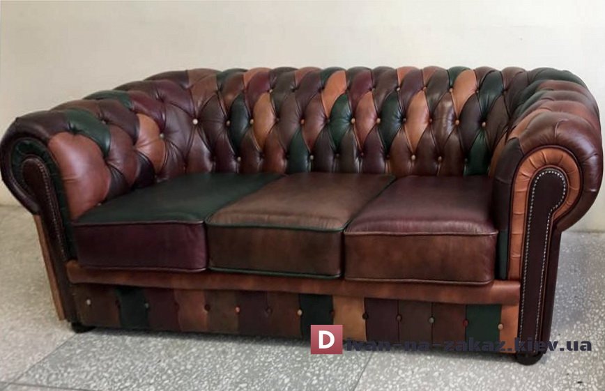 разноцветный диван честерфилд