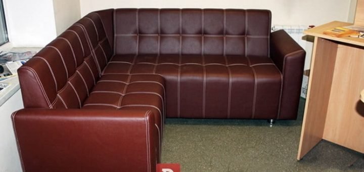 красный офисный диван