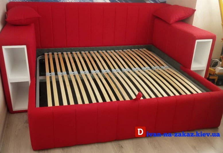 белая мягкая кровать на двоих красного цвета