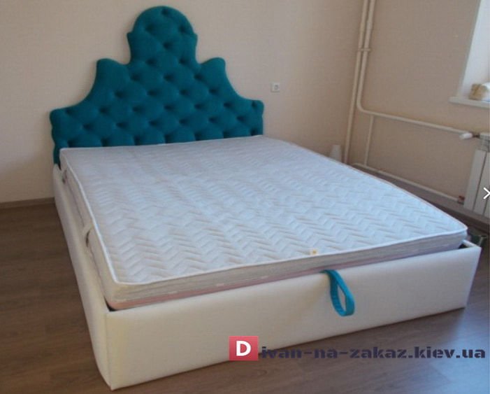 белая кровать с синим мягким изголовьем