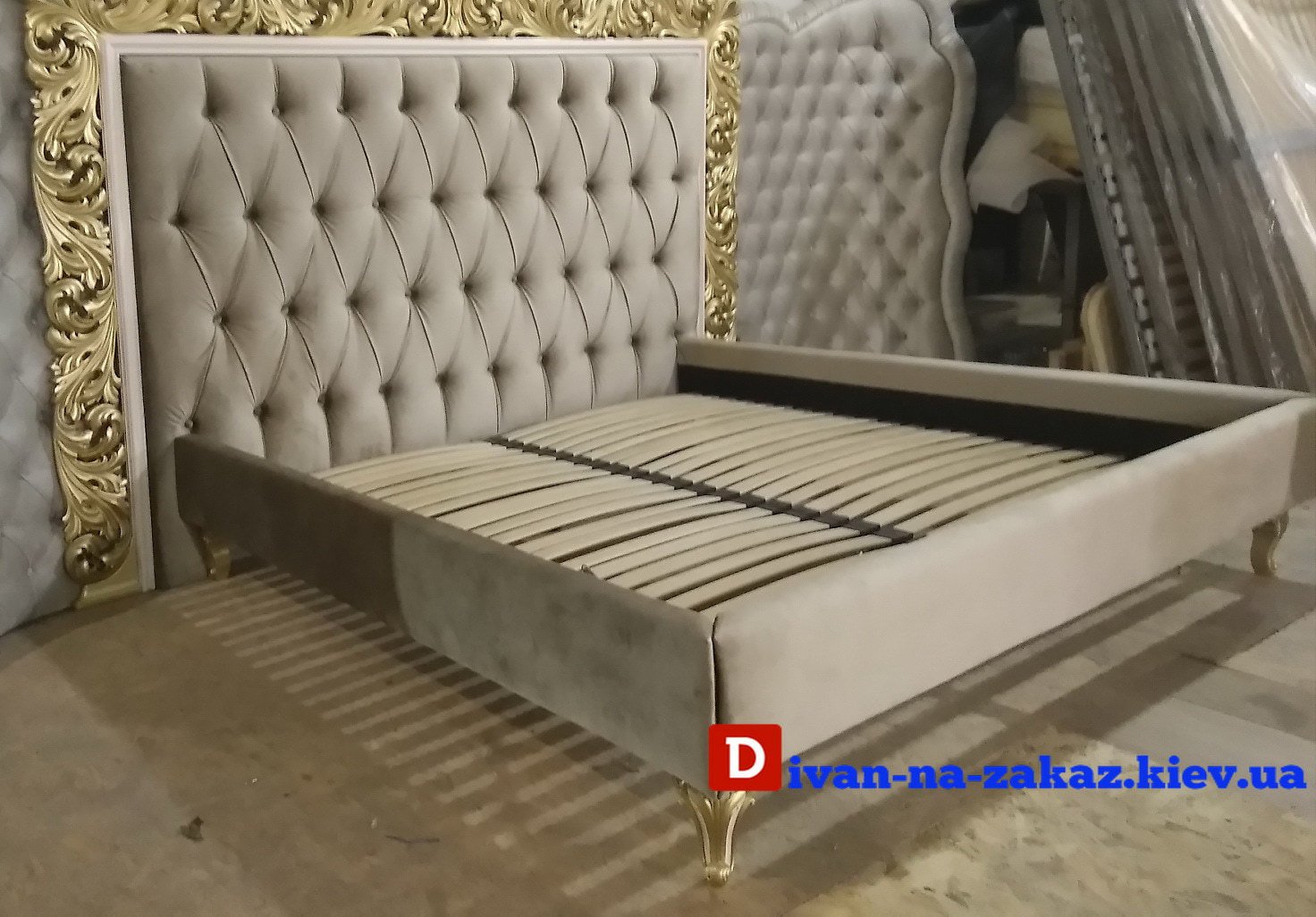 роскошная дизанерскя кровать с высоким мягким изголовьем