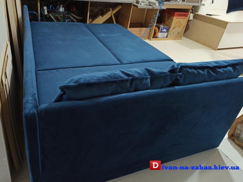 большой синий раскладной диван со спальным местом