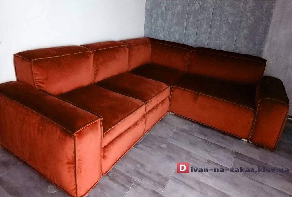 красный угловой диван в гостинную