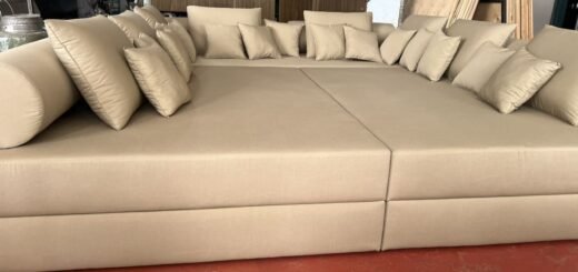великий диван для сну з подушками